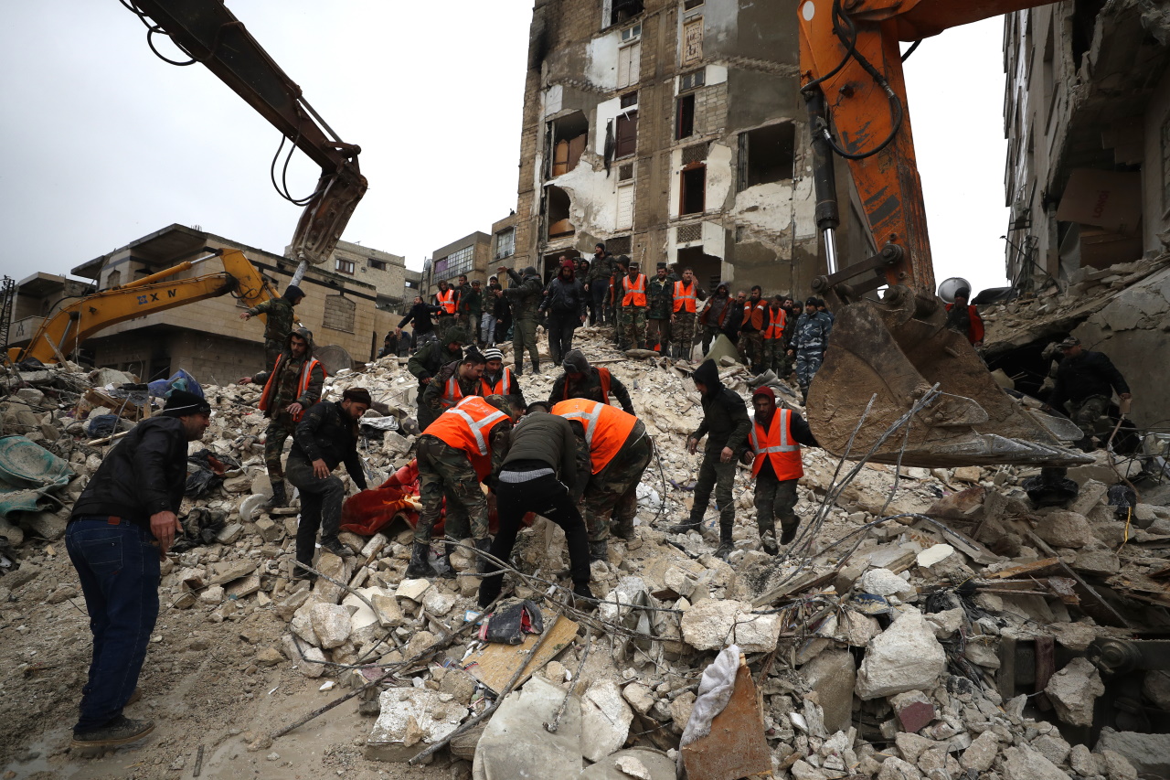 Why did a large number of houses fall in Turkey during the earthquake?